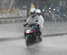 Ternyata Bahaya Banget, Ini Yang Wajib Diwaspadai Bikers Saat Menerjang Hujan