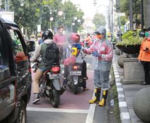 Keren Banget! Cegah Covid-19, Srikandi Damkar Kota Bandung Semprot Disinfektan ke Pengendara Motor