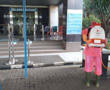Cegah Penyebaran Virus Corona, PMI  dan Puluhan Aparat Semprot Disinfektan di Kantor Bersama Samsat Jakarta Barat