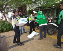 Bantu Riangankan Dampak Corona, Polisi Bagikan Sembako Gratis ke Driver Ojol