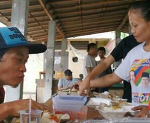 Patut Ditiru, Para Pemuda Bikin Dapur Umum Akibat Wabah Corona, Kasih Makanan Gratis Buat Driver Ojol