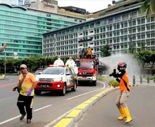 Jelang Fase New Normal, Sejumlah Ruas Jalan di Jakarta Barat dan Jakarta Pusat Disemprot Cairan Disinfektan
