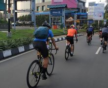 Pemotor Berada di Belakang Sepeda? Kenalin Nih 5 Isyarat Pesepeda yang Wajib Diketahui