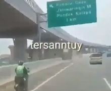 Bahaya, Video Driver Ojol Malah Santuy Naik Motor di Jalan Tol, Netizen Langsung Bilang Begini
