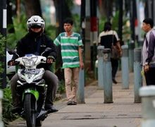 Street Manners: Pemotor Masih Doyan Naik Trotoar, Awas Bisa Kena Denda Sampai 'Dikandangin'