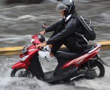Terbongkar Alasan Kenapa Bikers Dilarang Angkat Kaki Saat Melibas Genangan Air di Jalan