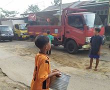 Salut, Bocah SMP Bantu Tambal Jalan Rusak dan Kumpulkan Donasi Buat Masjid