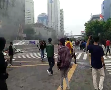 Video Demo Tolak Omnibus Law UU Cipta Kerja Berujung Bentrok di Sarinah, Jalanan Lumpuh Fasilitas Umum Ambyar