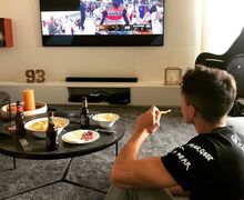 Asyik Banget, Marc Marquez Pantau MotoGP Teruel 2020 dari Televisi Sambil Nyemil Keripik