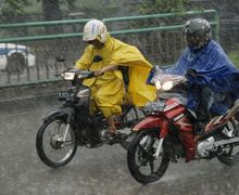 BMKG Prediksi Jabodetabek Hujan Siang Ini, Bikers Jangan Lupa Siapkan Jas Hujan