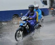 Wilayah Ini Diprediksi Hujan Hari Ini, Bikers Siapkan Jas Hujan