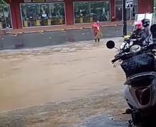 Bikin Pemotor Bengong, Lagi Banjir Di Jalanan Ada Yang Tebar Jala