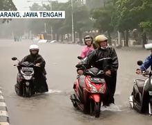 Hujan Deras di Semarang Bikin Banjir, Pemotor Ramai-ramai Dorong Motor
