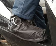 Street Manners: Pakai Cover Sepatu Saat Hujan Rawan Celaka?