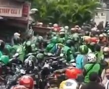 Debt Collector Kocar-kacir Bentrok Vs Ojol di Sawah Besar, Puluhan Helm Melayang di Udara