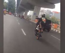 Pemotor Nekat Freestyle di Tengah Jalan Tabrak Mobil Akhirnya Terciduk di Rumah