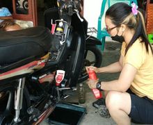 Ibu Guru TK Alih Profesi Jadi Mekanik Bengkel Motor, Jago Bongkar Pasang Karburator