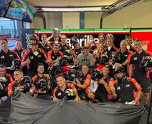 Asyik Banget, Pembalap MotoGP Bagi-bagi Helm Asal Indonesia Ke Mekanik