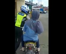 Dasar Emak-emak, Ditilang Polisi Tetap Santuy Gak Mau Turun Dari Motor