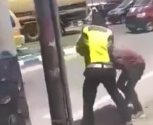 Bikin Geger, Video Oknum Polisi Kejam Pukuli Pemotor Sampai Terkapar