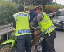 Diduga Gangguan Jiwa, Pemotor Terobos Jalan Tol Menuju Karawang