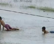Video 2 Bocah Main Kubangan Sirkuit Mandalika, Berasa Di Waterpark