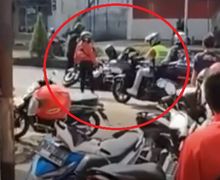 Video Warga Serempak Soraki Rombongan Moge yang Jatuh di Situbondo