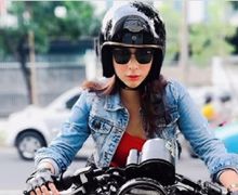 Bikin Lemes, Cantiknya Pose Angela Lorenza Naik Motor Kawasaki W175