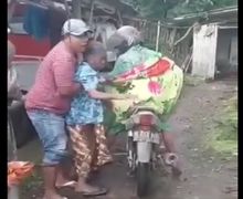 Video Nenek-nenek Ditolong Warga Pakai Motor Saat Gunung Semeru Meletus, Bikin Terharu Lihatnya