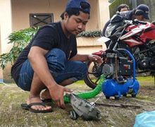 Mahasiswa Teknik Mesin Kasih Servis Motor Gratis Untuk Warga Mojokerto