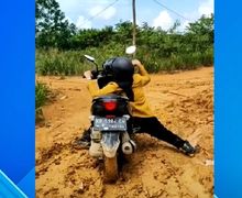 Bikin Cengar-cengir, Video Perjuangan Cewek Keluarkan Motor Yang Terjebak Di Lumpur