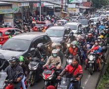 Breaking News: Arah Puncak Bogor Macet Total, Motor dan Mobil Cari Jalan Alternatif