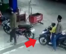 Video Akibat Anak Iseng Bejek Gas, Motor Langsung Tabrak Pemotor lain di SPBU