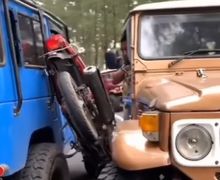 Ngilu Motor Trail Nangkring Disela-sela Mobil di Bromo, Warganet: Kok Bisa?