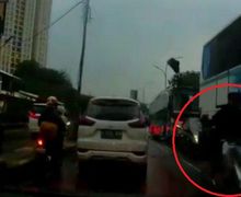 Ngeri, Video Pemotor Yamaha NMAX Lempar Batu ke Kaca Mobil di Kebayoran Lama, Ini Kata Polisi