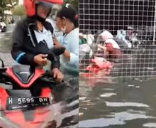 Video Banjir Rob Rendam Ratusan Motor di Semarang, Warga Terpaksa Tinggalkan Motor