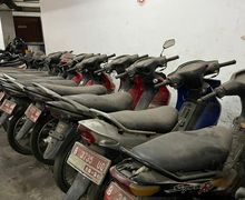 Puluhan Motor Pelat Merah Terbengkalai di Parkiran Kantor Pemkot