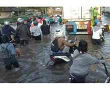 Buruh Pabrik Semarang: Gaji Habis Untuk Biaya Servis Motor Karena Terendam Banjir Rob