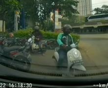 Viral, Video Maling Beratribut Ojol Curi Motor Yang Lagi Parkir di Cengkareng