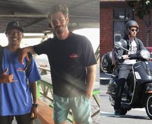 Andrew Garfield Sedang Berlibur ke Bali, Begini Gayanya Naik Vespa GTS