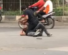 Pemotor Kaget, Detik-detik Tukang Palak Sopir Truk Dibikin Tumbang di Cengkareng