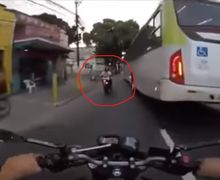 Video: Bikin Melongo, Pengendara Motor Ini Bangkit Lagi Setelah Tergilas Bus!