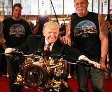 Donald Trump Menerima Motor Custom Emas