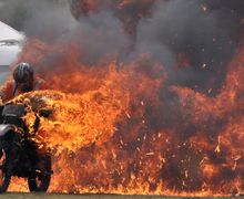 Tangki Bensin Bocor, Motor Pria Ini Terbakar Sampai Ludes, Api Berkobar-kobar