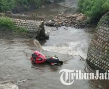 Akibat Tidak Kuasai Medan, Pengendara Ninja 250 Jumping ke Sungai Kresek