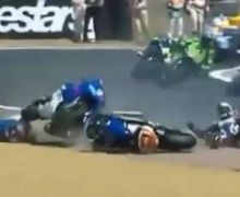 Video Kemarahan Pembalap Idola Valentino Rossi Saat Tabrakan Beruntun di MotoGP 2004