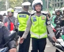 Polisi Hadang dan Usir Driver Ojol yang Mangkal di Stasiun Palmerah, Netizen Bilang Ojol Biang Macet