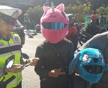 Sempat Diberhentikan, Polisi Bilang Begini ke Pemotor yang Pakai Sarung Helm Unik