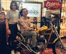 Elders Garage Serahkan Replika Chopperland Emas Jokowi ke Adipati Dolken