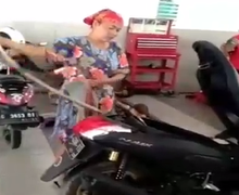 Berani Banget! Video Ibu-ibu Menangkap Ular Yang Bersembunyi di Dalam Bodi Yamaha NMAX